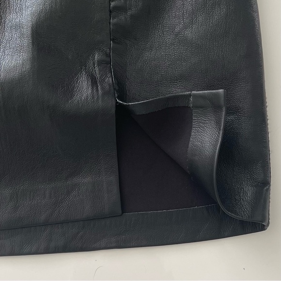 SOLD. Aritzia Wilfred Patio Mini Skirt Vegan Leather Size 8 Black - Picture 5 of 9